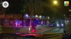 Policista na výletě poznal kradené BMW, strhla se zběsilá honička