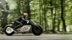 Takhle bude vypadat motorka za 100 let. A nikdy nespadne!