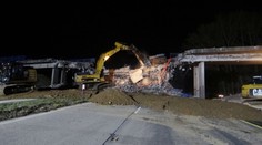 D10 byla uzavřena, silničáři demolovali dálniční nadjezd