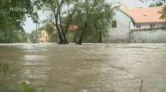 ZÁPLAVY: Evakuace 15 domů u Znojma, svah zavalil rybáře