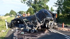 Brutální náraz auto zcela zdemoloval, mrtvého řidiče našli mimo auto!
