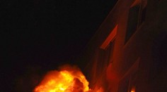 Plameny zničily byty v paneláku, lidi evakuovali i žebříkem