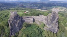 Hrad Trosky se letos těší velké oblibě. Díky počítačové hře ho navštěvují davy turistů