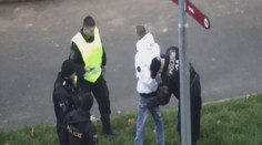 Triatlonista na útěku. Řidič před policisty ujížděl, běžel i plaval