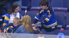 Malý fanda dojal NHL! Hokejku od hvězdy dal menšímu klučinovi