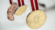Pořadatelé hokejového mistrovství odhalili medaile. Dosáhnou na ni Češi?