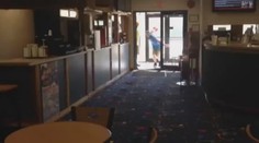 VIDEO: Neuvěřitelná bowlingová trefa