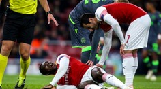 Čecha vyděsilo hororové zranění, Welbeck si ošklivě přisedl kotník
