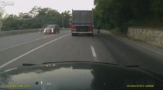 Neskutečné video: Motorkářka usnula a srazila se s kamionem