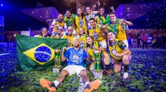 Neymar ukázal parádní finty v pětkovém fotbale. Zakopal si i s děvčaty