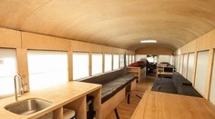Ze starého autobusu udělal luxusní obytňák za 160 tisíc korun