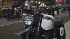 Historické skvosty i nejnovější kousky. V Británii se koná tradiční veletrh motorek