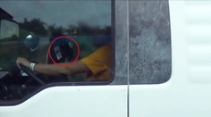 Mobil v ruce, čtení novin: Policie zveřejnila video s nepozornými řidiči!