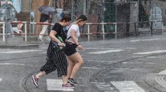 Na Česko se žene studená fronta. Teploty prudce klesnou, bude pršet a hrozí bouřky