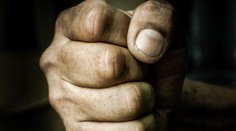 Surovec na ulici v Praze zbil pěstí dvě dívky. Doběhli ho strážníci
