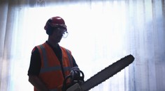 Další šílenec? Hrozil motorovou pilou, do léčebny nejde