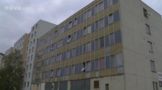 Tříletý chlapec vypadl v Teplicích z okna ve 3. patře. Život mu zachránily peřiny