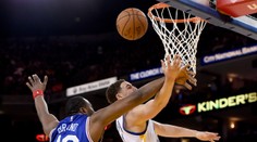 Curryho znovu zastínil Thompson, Philadelphii nasázel čtyřicet bodů