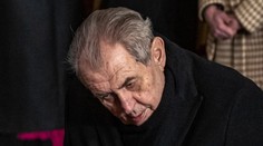Zázrak na Dukově pohřbu. Miloš Zeman vstal a do kostela vešel po svých