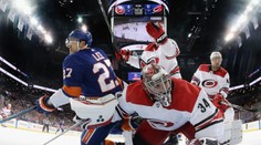 Drama v NHL: Mrázek odjel z ledu, Carolina pak i bez něj otočila!