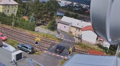 Řidiče uvěznily závory, pak zmatkoval. Luxusní mercedes před lokomotivou nezachránil