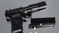 Český školák hrozil v Anglii pistolí. Před trestem utekl domů