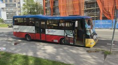 VIDEO: Opilý řidič s autobusem plným lidí boural. Od nehody ujel