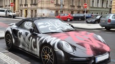 Tohle zamrzí! Vandal poničil na Smíchově luxusní Porsche! GALERIE