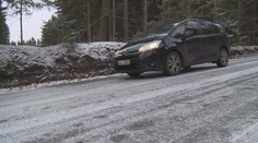 Řidiči nejsou připraveni na namrzlé silnice, led už způsobil první nehody