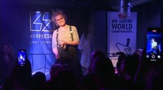 Hudební show ve finském Oulu. Účastníci hráli na imaginární kytaru