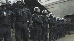 Bitka anglických a srbských fanoušků. V baru po sobě házeli židle a sklenice