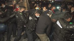 Policisté v Paříži kopali do uprchlíků! Ministr vnitra je v šoku