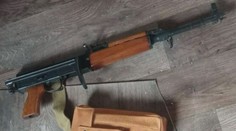 Muž měl vyhrožovat útokem na Úřad vlády. Policie u něj našla samopal