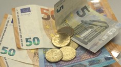 Euro oslabilo a stojí stejně jako dolar. Hrozí další zdražování, varují ekonomové