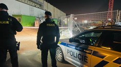 Agresivní muž v Praze šel na policisty se sekerou. Ti ho postřelili, zemřel