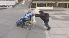 Zfušované náměstí v Praze není pro vozíčkáře! Náhradní trasa vede přes schody