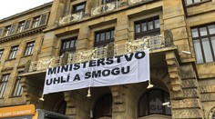Na ministerstvo průmyslu vylezli aktivisté! Resort přejmenovali