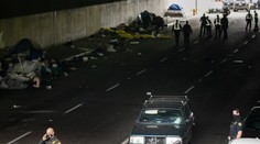 Auto smetlo tábor bezdomovců na chodníku v San Diegu, tři jsou mrtví