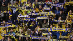 Divočina na hokeji. Pořadatel zmlátil fanoušky, jiný příznivec napadl policistu