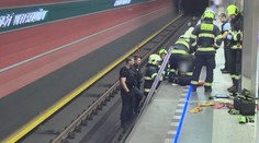 Opilá žena spadla do kolejiště metra. Zachránilo ji nouzové tlačítko