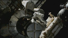 Astronauti vystoupili kvůli údržbě mimo bezpečí ISS, podívejte se