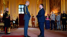Velká pocta pro Littlera. Šipkařský fenomén převzal ocenění od prince Williama