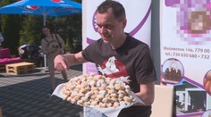 Přes 100 svatebních koláčků za 5 minut. To je další rekord českého jedlíka