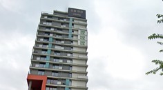 Z budovy v Praze spadla část obřích hodin. Úřad prošetří, jak se to mohlo stát
