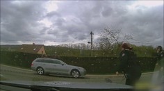 Řidič BMW zběsile ujížděl a srazil policistu. Museli na něj střílet