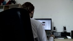 Na Ostravsku měl otec od rodiny stahovat dětské porno, je obviněný
