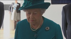 Královna Alžběta má další prvenství, jako první britský panovník vedla videohovor