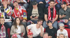 Trojnásobný mistr světa je znovu otcem, výrazně mladší misska mu porodila dceru