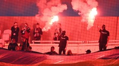 Dělobuchy v hledišti i vytrhané sedačky. Policie po derby vyšetřuje trestný čin