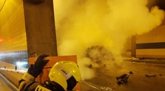 Poplach v tunelu Blanka: Policejní auto v plamenech, tři lidé zranění
